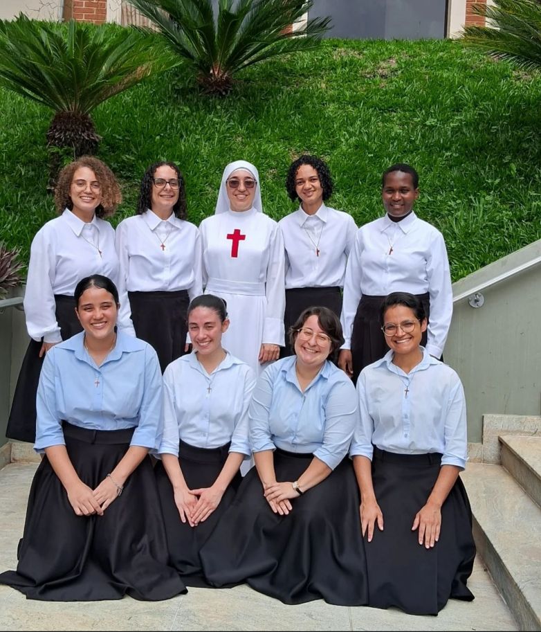 Aspirantes ingressam no postulantado das Filhas de S&atilde;o Camilo em data marcada por significado especial