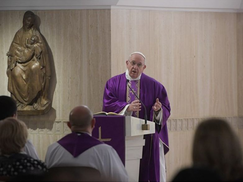 Fazer o bem com a&ccedil;&otilde;es concretas, n&atilde;o com palavras, pede Papa