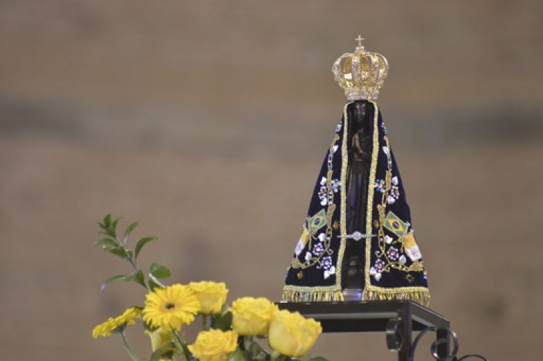 Imagem peregrina de Nossa Senhora Aparecida visita comunidade de Atibaia - SP