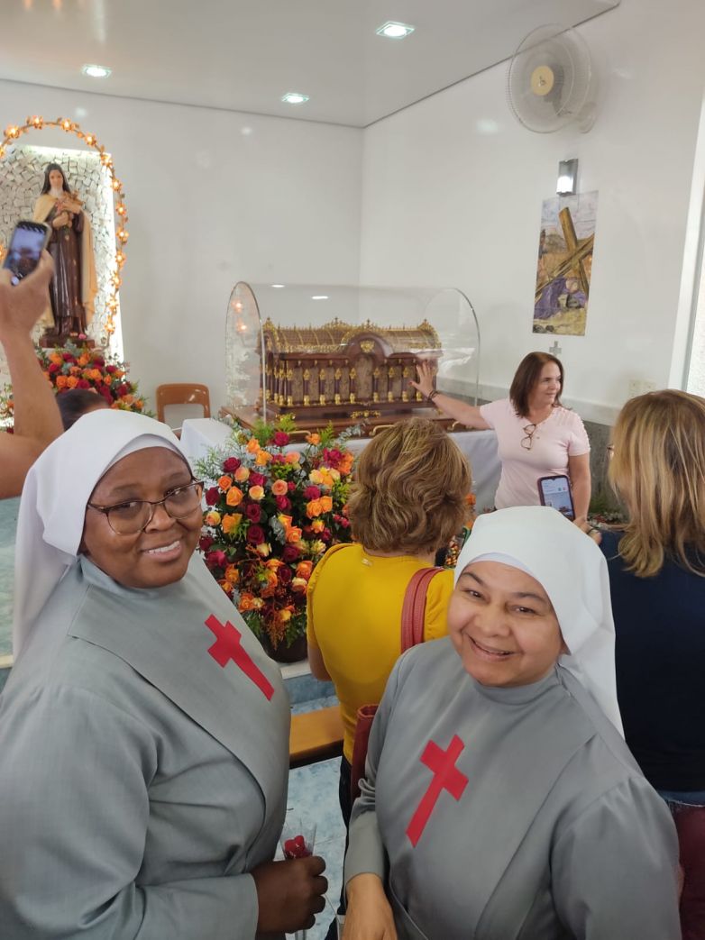 Irm&atilde;s da comunidade de Cruz&iacute;lia &ndash; MG visitam a rel&iacute;quia de Santa Terezinha no Carmelo de S&atilde;o Jos&eacute;